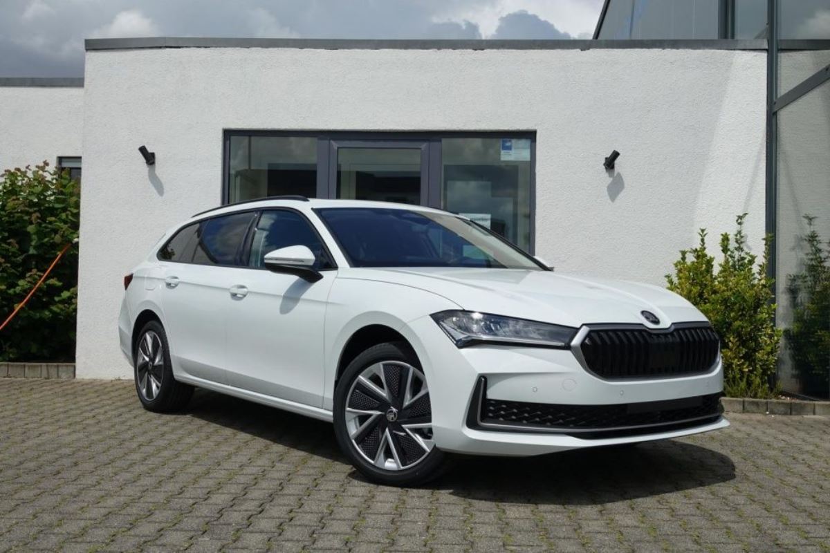 Skoda Superb SELECTION 1.5 TSI Panorama  - 46,900 EURO 
